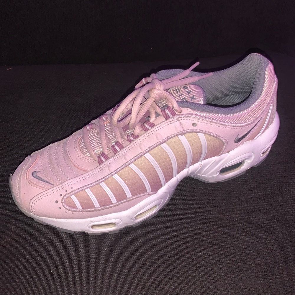 NIKE AIRMAX TAILWIND IV , ( size women’s 9) slightly used